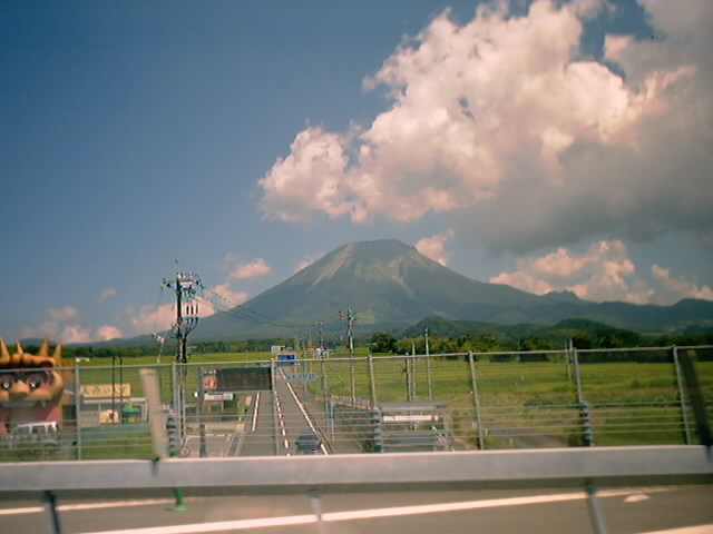 大山。夏の空も美しい。