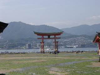 厳島神社。潮が引いている。2002年4月27日