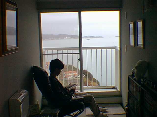 1999年3月牛窓のペンションにて（当時中学生の）息子。岡山に転居するときの不安な気持ちでした。