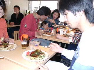 広島のお好み焼きと息子。2002年4月27日