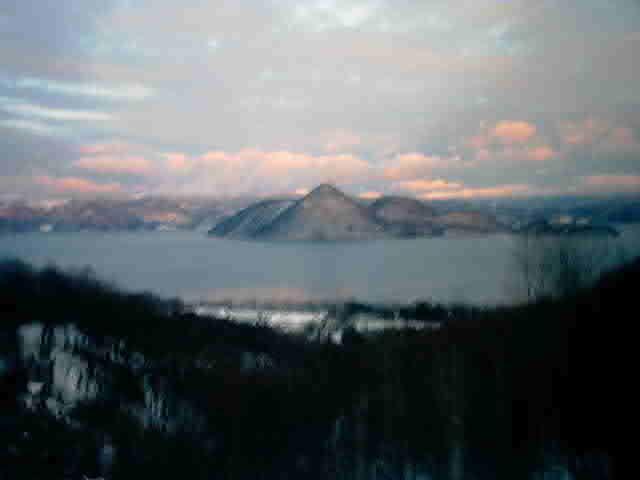 バスからのピンボケ洞爺湖。でも美しい。2001年1月4日撮影