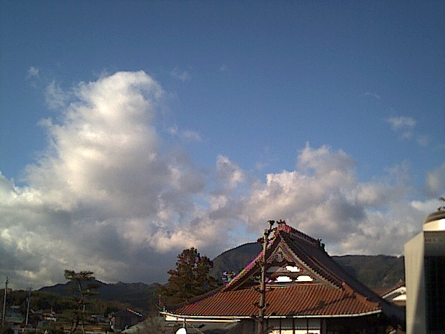広島県賀茂郡黒瀬町。なにもないところだけど、空が、雲が、空気がきれい。2003年12月20日35万画素おもちゃデジカメにて撮影。クリックすると大きくなります。