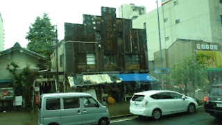 バスの車窓から見えた名古屋のレトロ市場