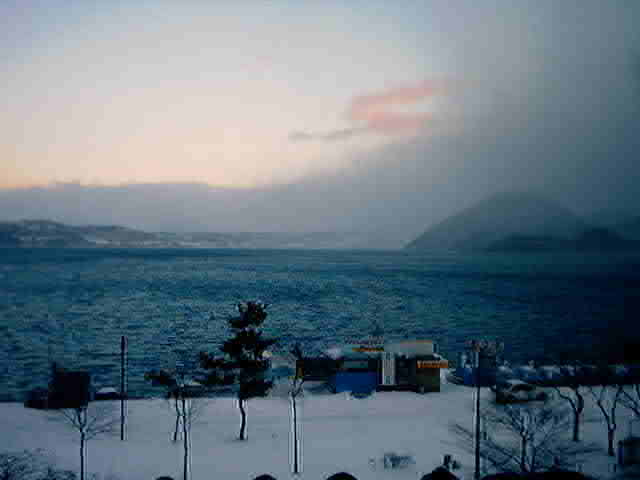 早朝の洞爺湖。2001年1月5日撮影